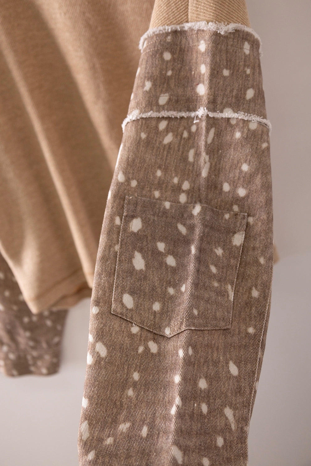 CONTRAST PRINT SLEEVE THERMAL TOP CAMEL